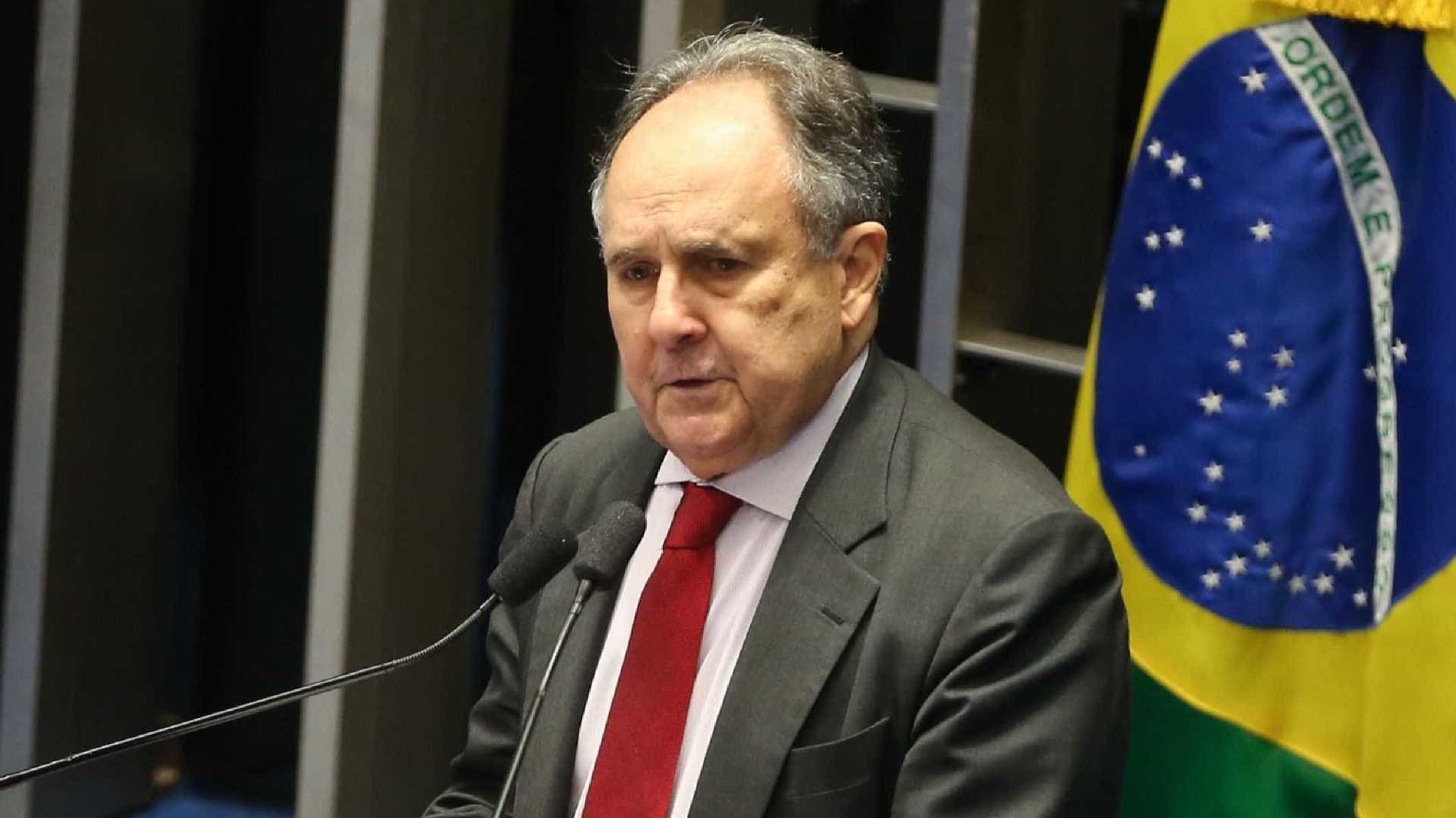 Cristovam Buarque está internado em hospital de Brasília