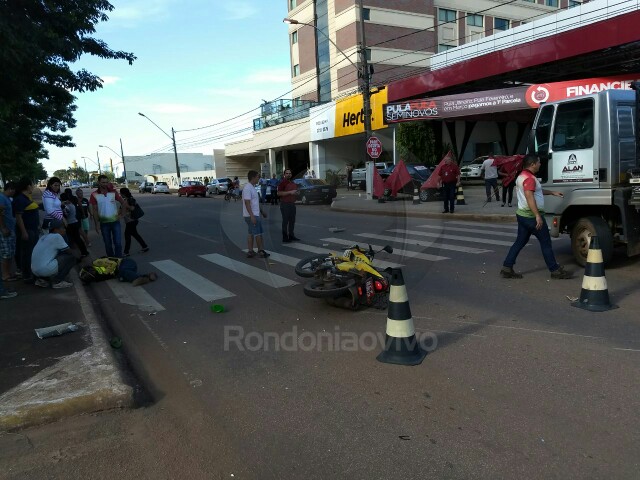 Acidente entre caminhão e mototaxista deixa dois seriamente feridos