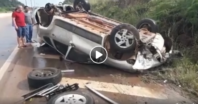 ESCAPOU: Carro capota após roda se soltar próximo a ponte do 'Bate Estaca' na BR-364