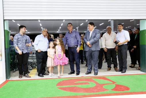  Maurão prestigia inauguração de supermercado na capital
