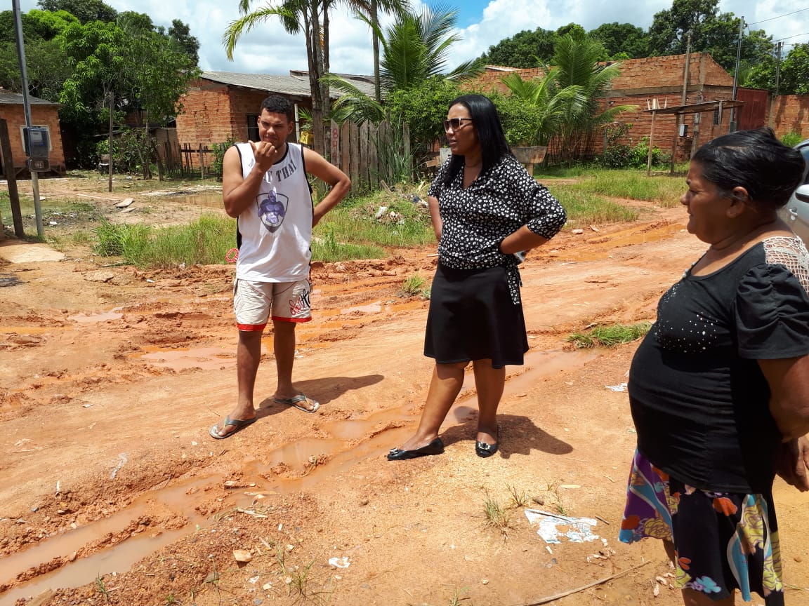 Joelna Holder visita ruas do bairro Teixeirão