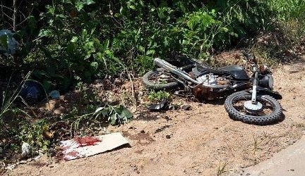 Motociclista tem perna dilacerada após colidir no pneu do caminhão 