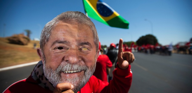 Com Lula preso, PT transforma registro de candidatura em ato político