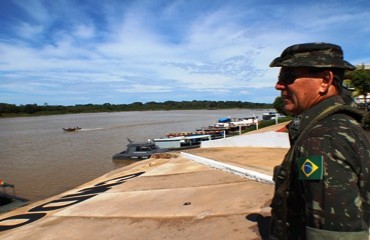 ÁGATA 3 – Oficiais do exército boliviano recepcionam General Poty na fronteira Brasil/Bolívia – Fotos