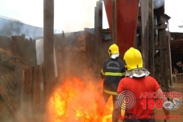 Incêndio atinge madeireira e dá trabalho para os bombeiros