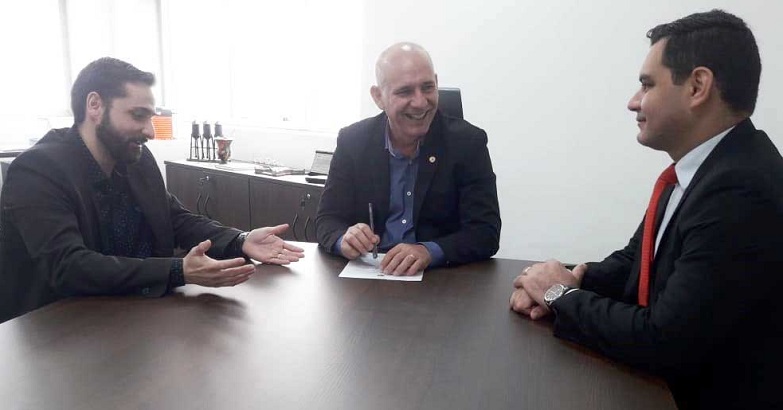 POLÍCIA CIVIL: Ezequiel Neiva firma compromisso para revitalizar delegacia  de Cerejeiras