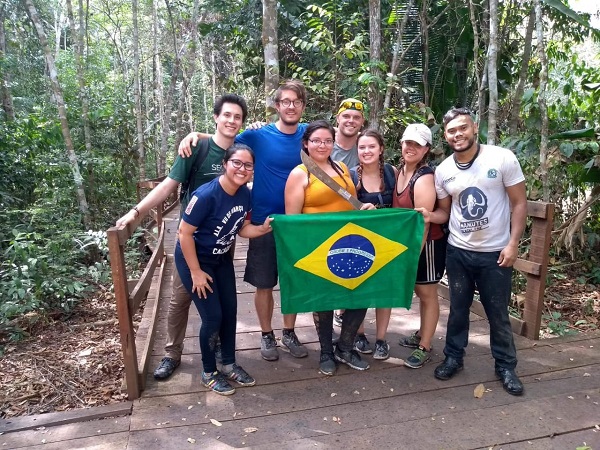 CAVERNA DO MORCEGO: Grupo de jovens Norte Americano visita trilha no Parque Natural