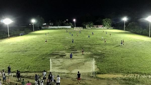 ESPAÇO PÚBLICO: Iluminação do campo de futebol do bairro Marcos Freire é inaugurada