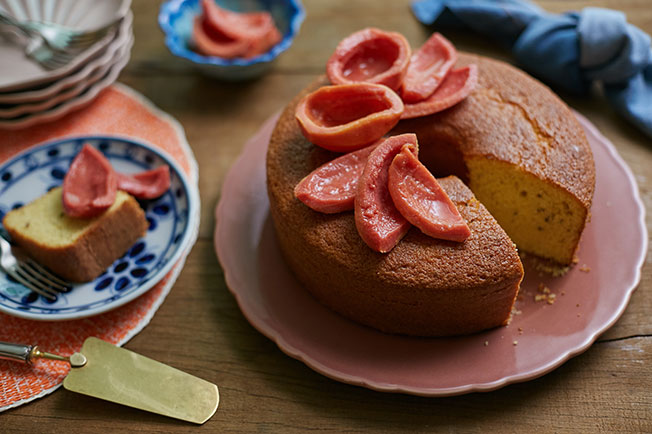 DELICIOSO: Aprenda a fazer Bolo de Fubá com compota de Goiaba