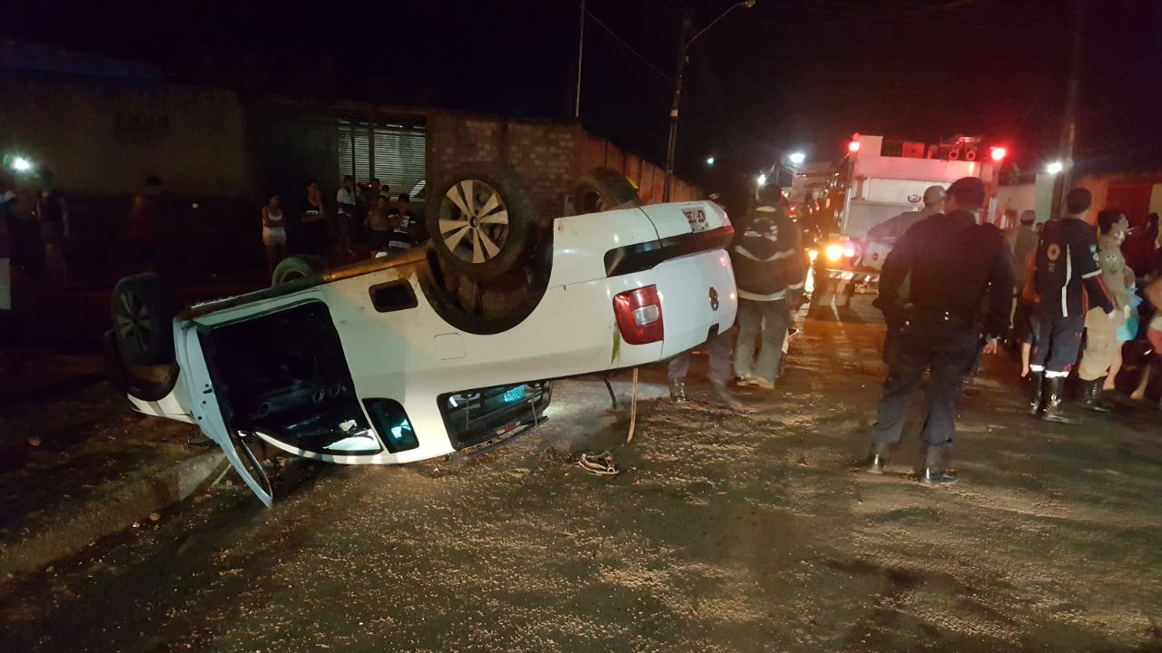 BÊBADO: Motorista inabilitado é preso após capotar carro com criança