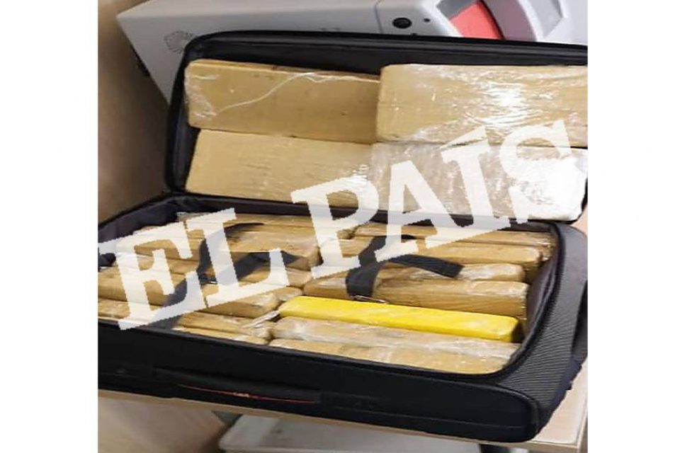 EMBALADA: Foto mostra mala com os 39 kg de cocaína apreendidos em avião da FAB