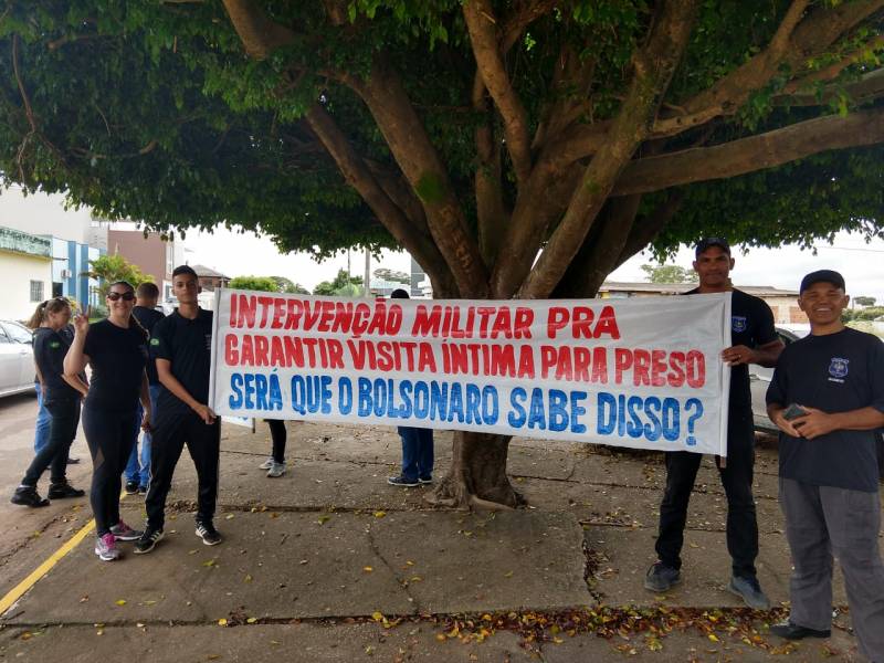 AGENTES PENITENCIÁRIOS - VÍDEO: Com apitaço e faixas provocativas, governador evita abertura de ano letivo