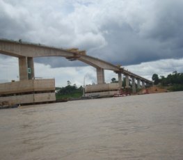 NA MADRUGADA – Jovem tenta pular da ponte do rio Madeira