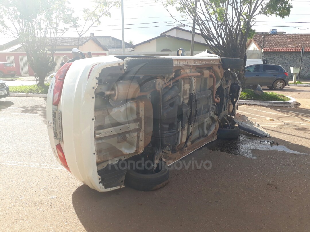 GRAVE: Motorista tomba carro para não matar mulher atropelada