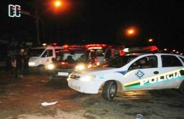 CARNAVAL 2010 – Empurra-empurra acaba com “capacetada” na cabeça de policial militar