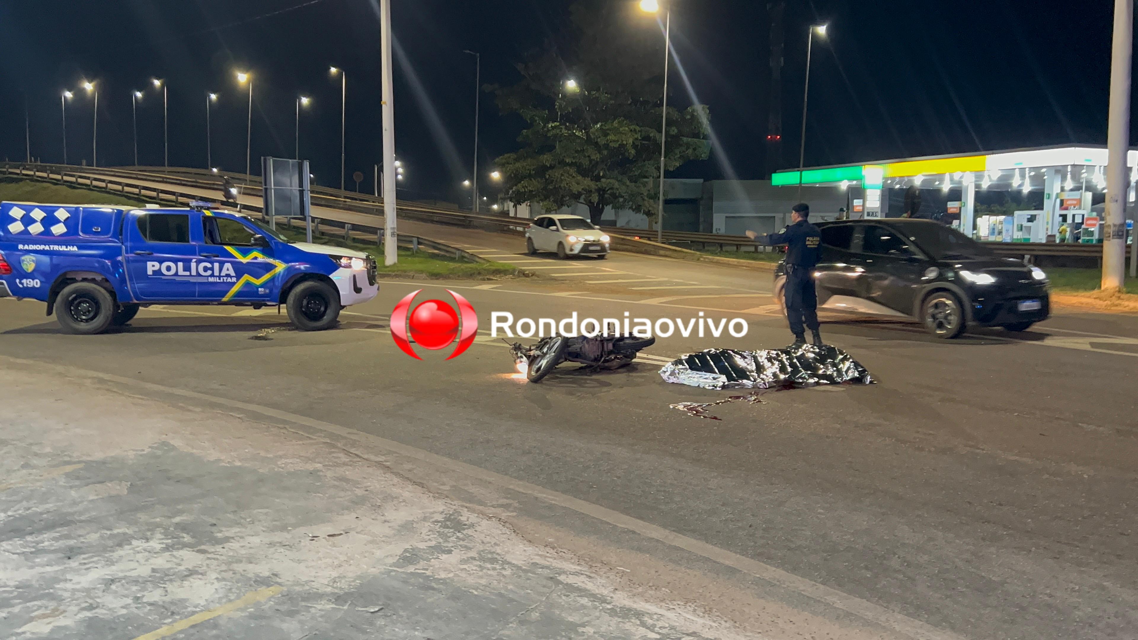 URGENTE: Motociclista morre atropelado por carreta na descida de viaduto