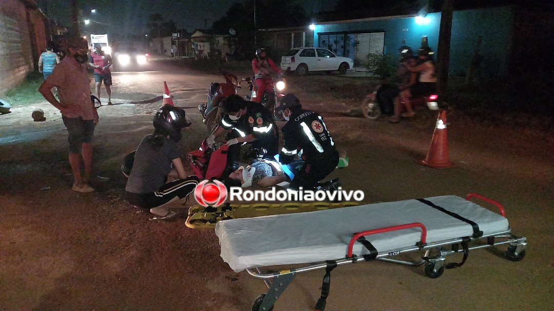 URGENTE: Mulher quebra a perna após perder controle de moto ao passar em buraco