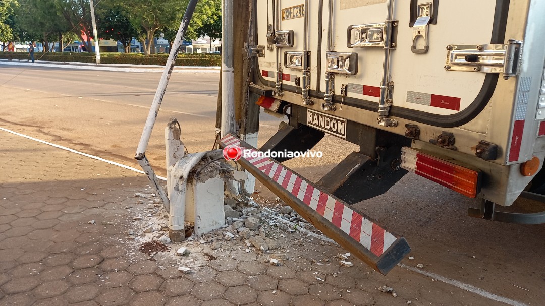 VÍDEO: Carreta destrói poste e causa congestionamento na Jorge Teixeira