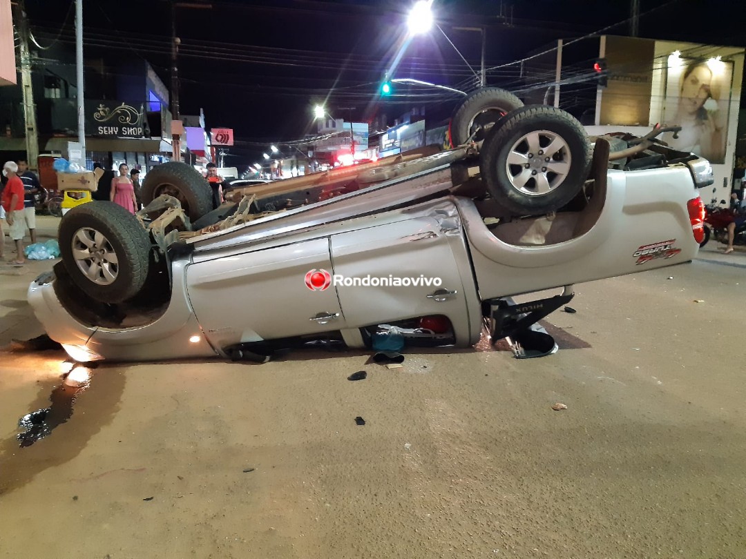 CAPOTAMENTO: Motorista de Hilux avança semáforo e causa grave acidente