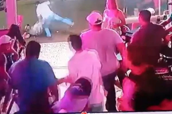 VIOLÊNCIA: Cliente de bar é atacado a pauladas na frente da esposa