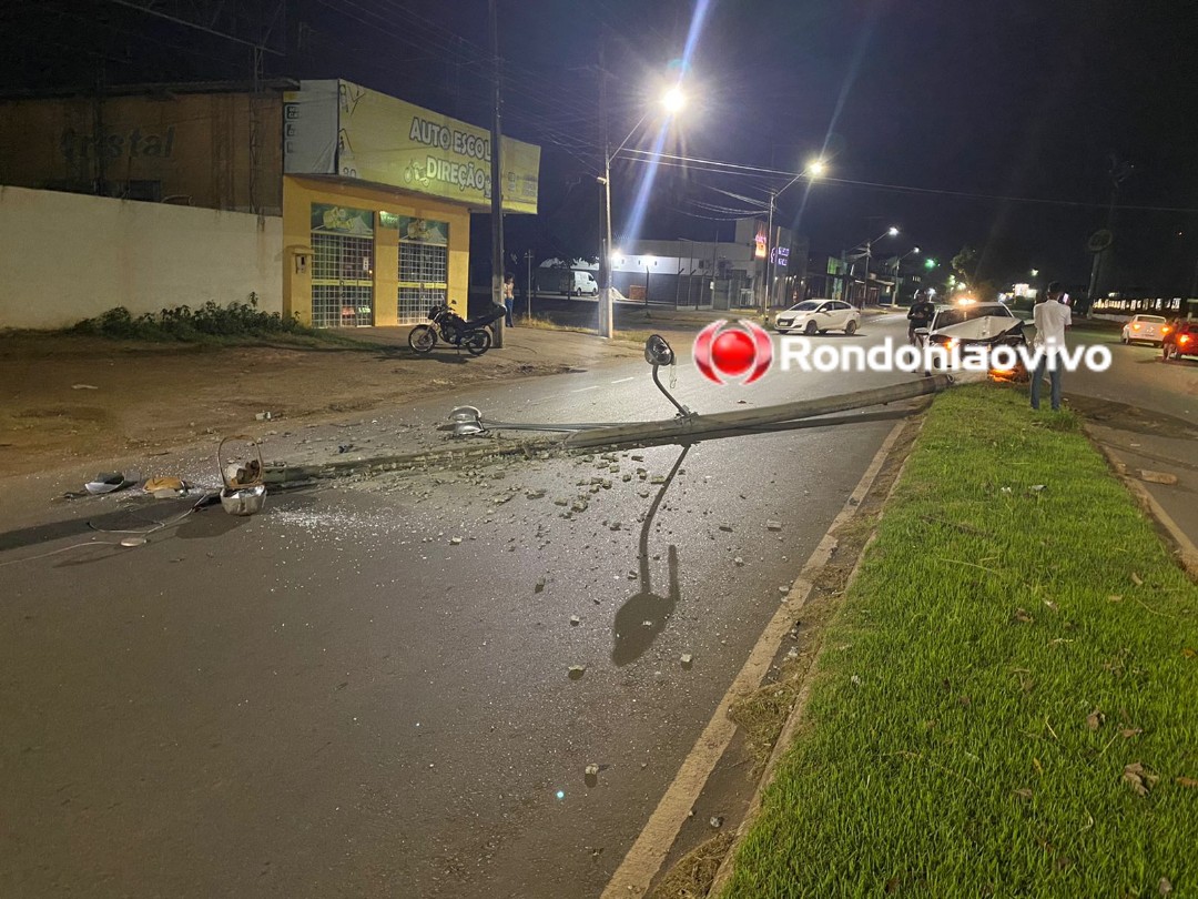 DESTRUIÇÃO: Carro Onix derruba poste em Porto Velho e motorista foge