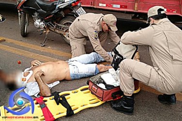 Motociclista colide com carreta ao tentar atravessar BR-364 