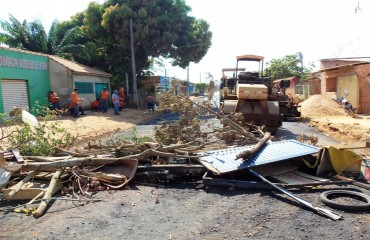 Moradores da zona Sul bloqueiam rua e exigem pavimentação – Vídeo 