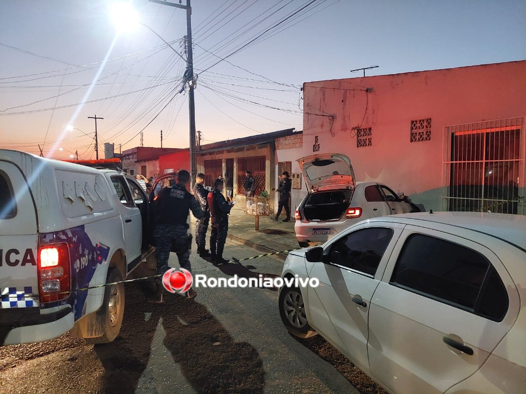 BATEU NA VIATURA: Carro destrói parede de residência durante fuga alucinada 