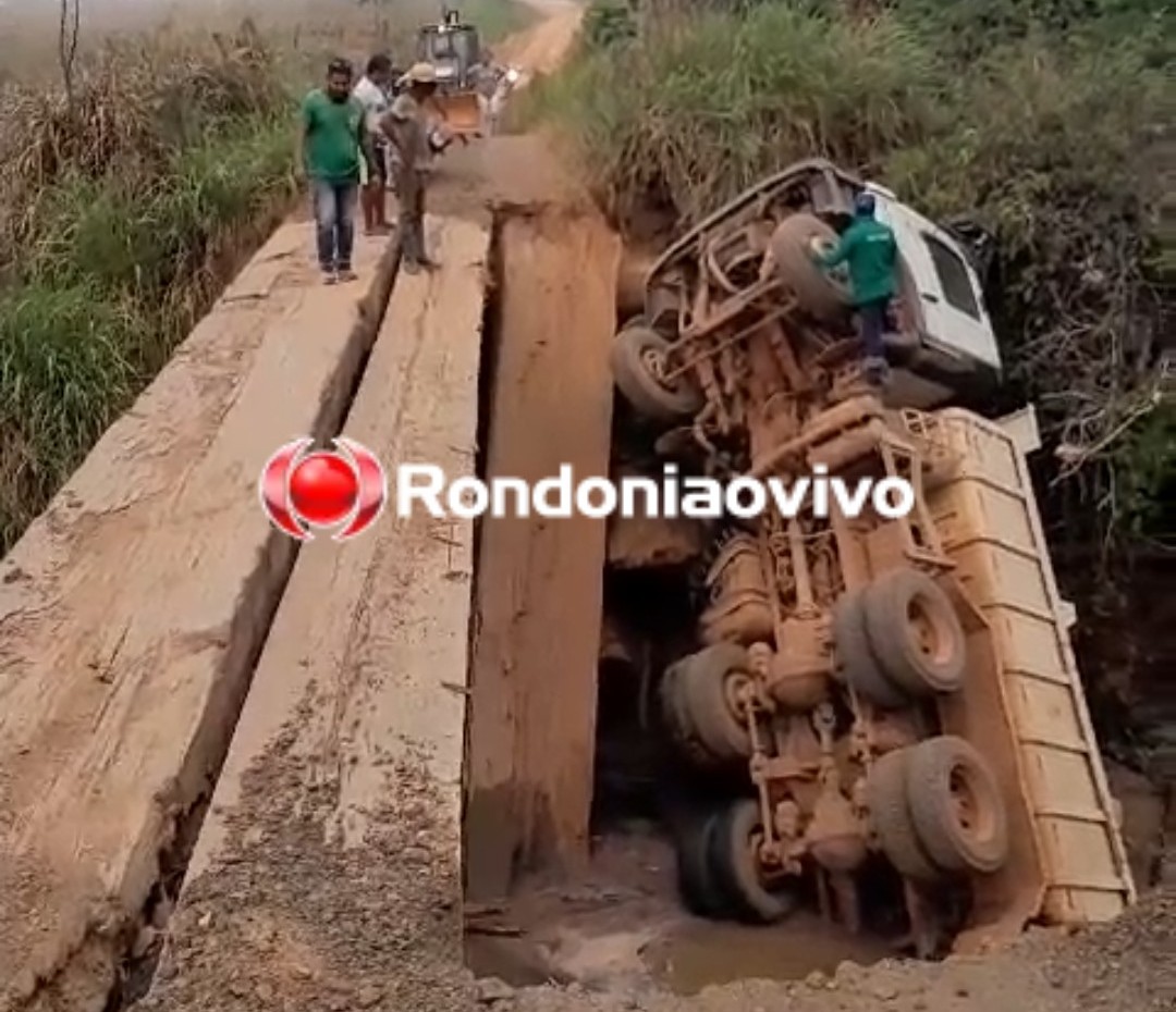 VÍDEO: Ponte quebra e caminhão caçamba da Prefeitura desaba em igarapé 