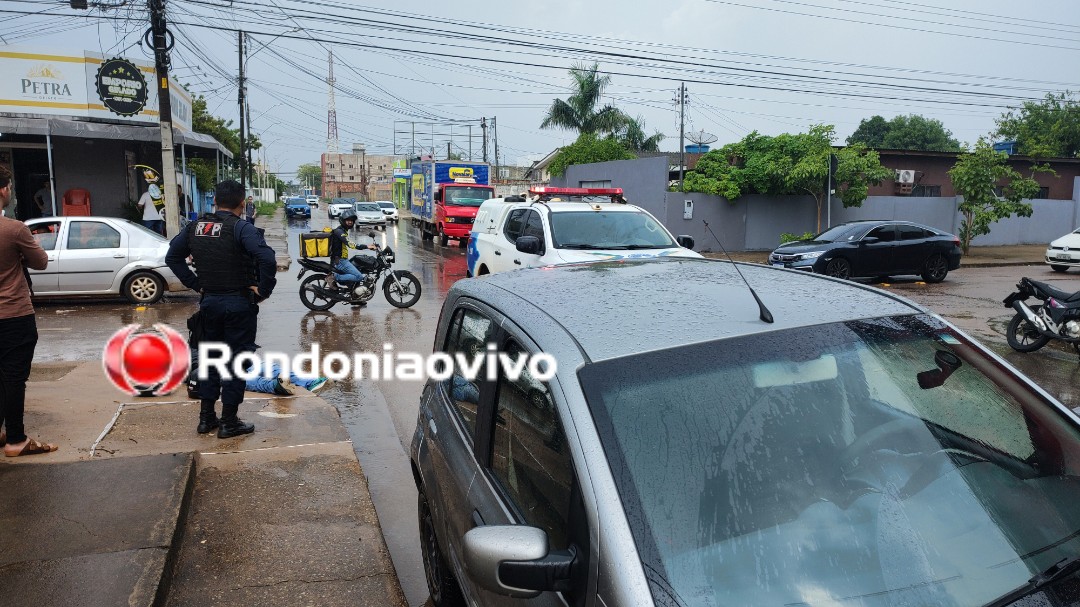 ASSISTA: Motociclista bate em carro após avançar preferencial na Pinheiro