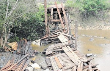 Caminhão cai de ponte e homem desaparece no rio 