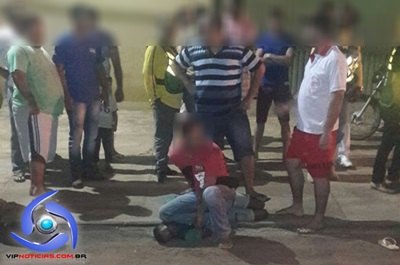 Homem é detido por populares após furto em mercado
