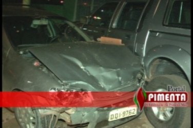 Condutora perde controle de carro e colide em veículo estacionado