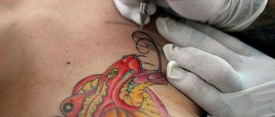 Novo projeto de lei em discussão no Senado pode dar fim aos tatuadores
