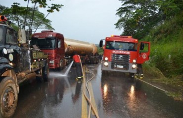 Colisão entre carretas ocasiona quase 20 km de congestionamentos na BR-364 – Fotos