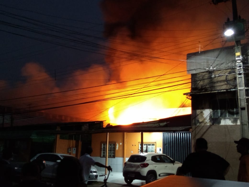 INCÊNDIO: Prédio pega fogo ao lado de escola e causa destruição