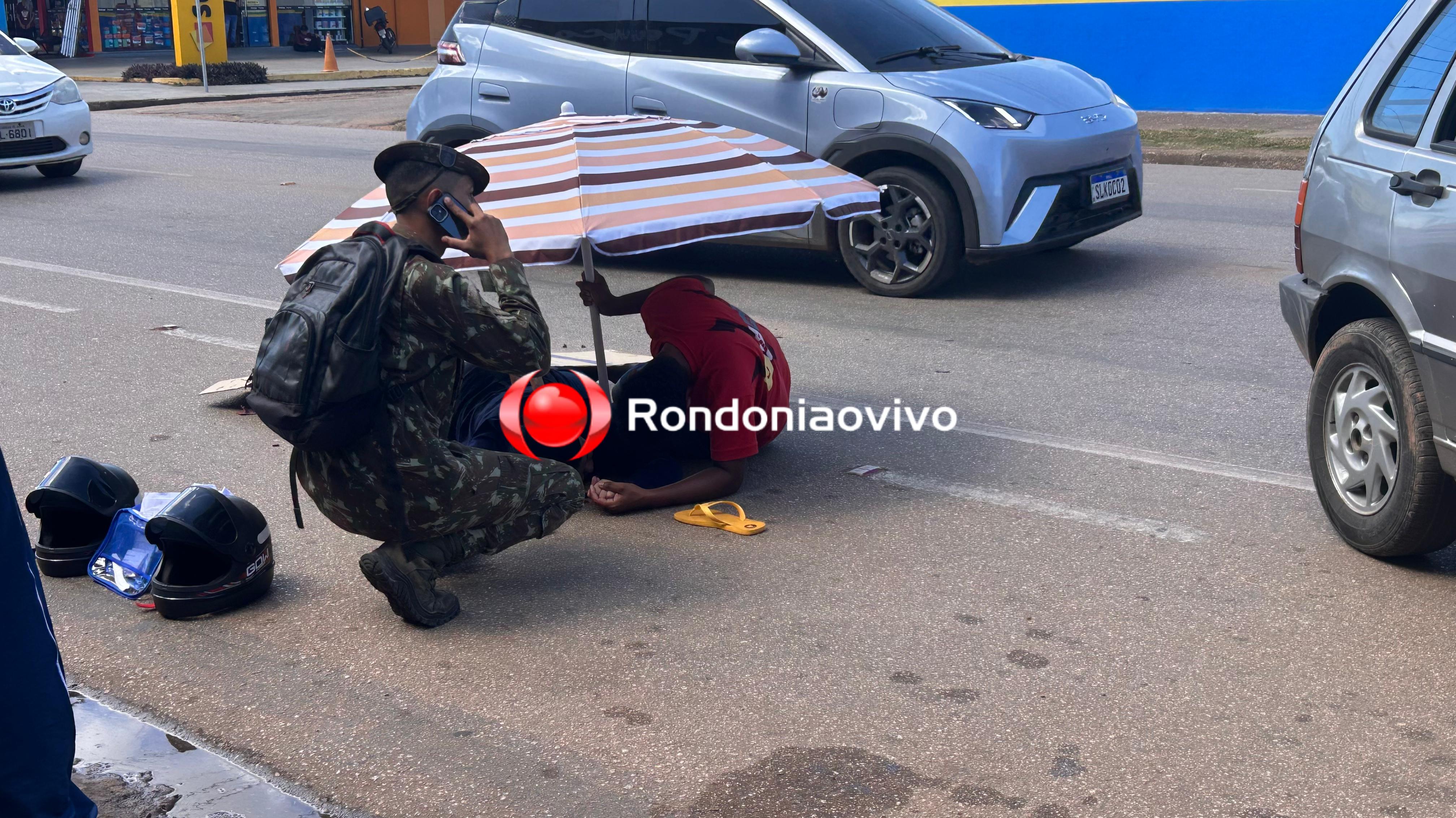 VÍDEO: Passageira de moto fica desacordada após acidente na Jatuarana