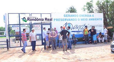 MANIFESTAÇÃO - População cobra energia de qualidade em frente a CERON 