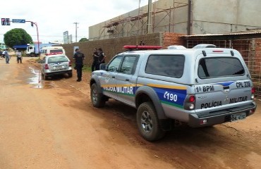 VIOLÊNCIA - Bandidos roubam motocicleta de mulher e deixam escopeta cair na hora da fuga