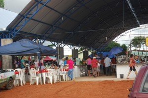 Falta de boxes em barracão gera confusão entre feirantes