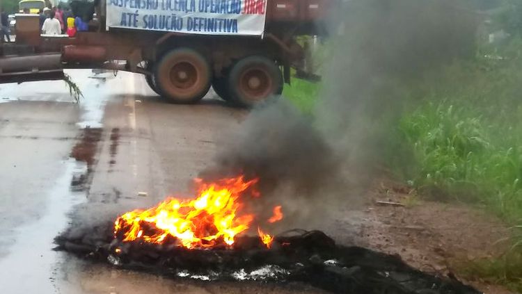 FECHADA: Moradores interditam BR-364 em protesto