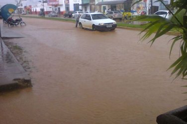 Chuva forte provoca alagamento de uma das principais avenidas de Vilhena