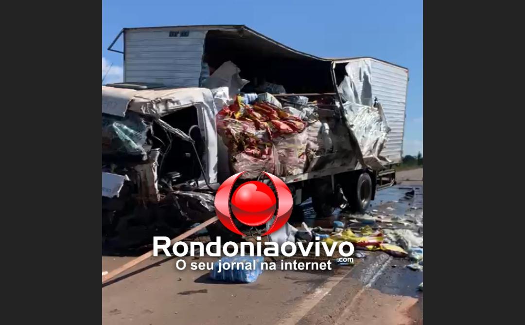 DESTRUIÇÃO: Caminhões colidem de frente e um deles capota na BR-364 em Porto Velho - VÍDEO