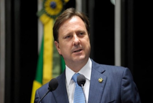 Senador responde por estelionato e crimes contra o sistema financeiro nacional