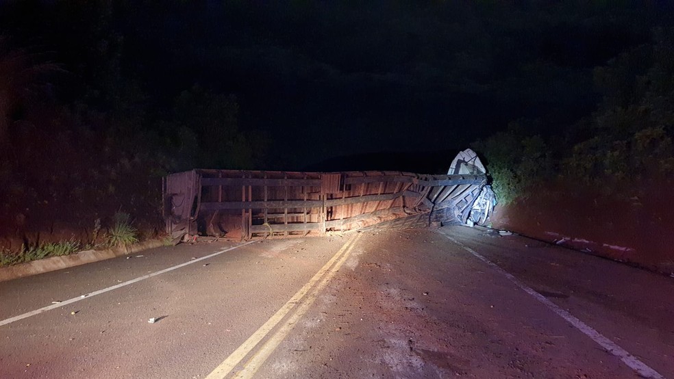 ALERTA NA RODOVIA: Tombamento de veículo interdita trecho da BR-364 em Rondônia