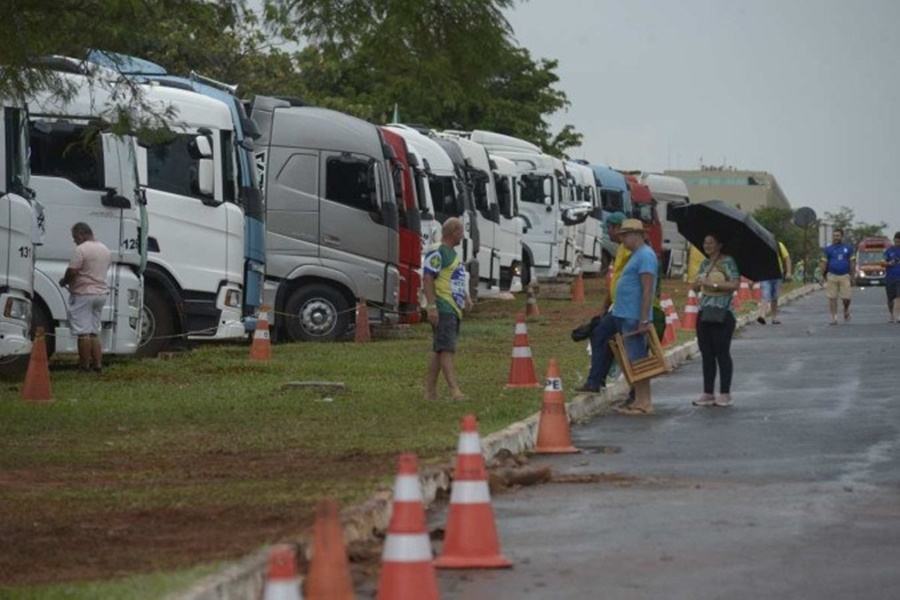 DECISÃO: Moraes determina multa de R$ 100 mil a donos de caminhões que fechem vias