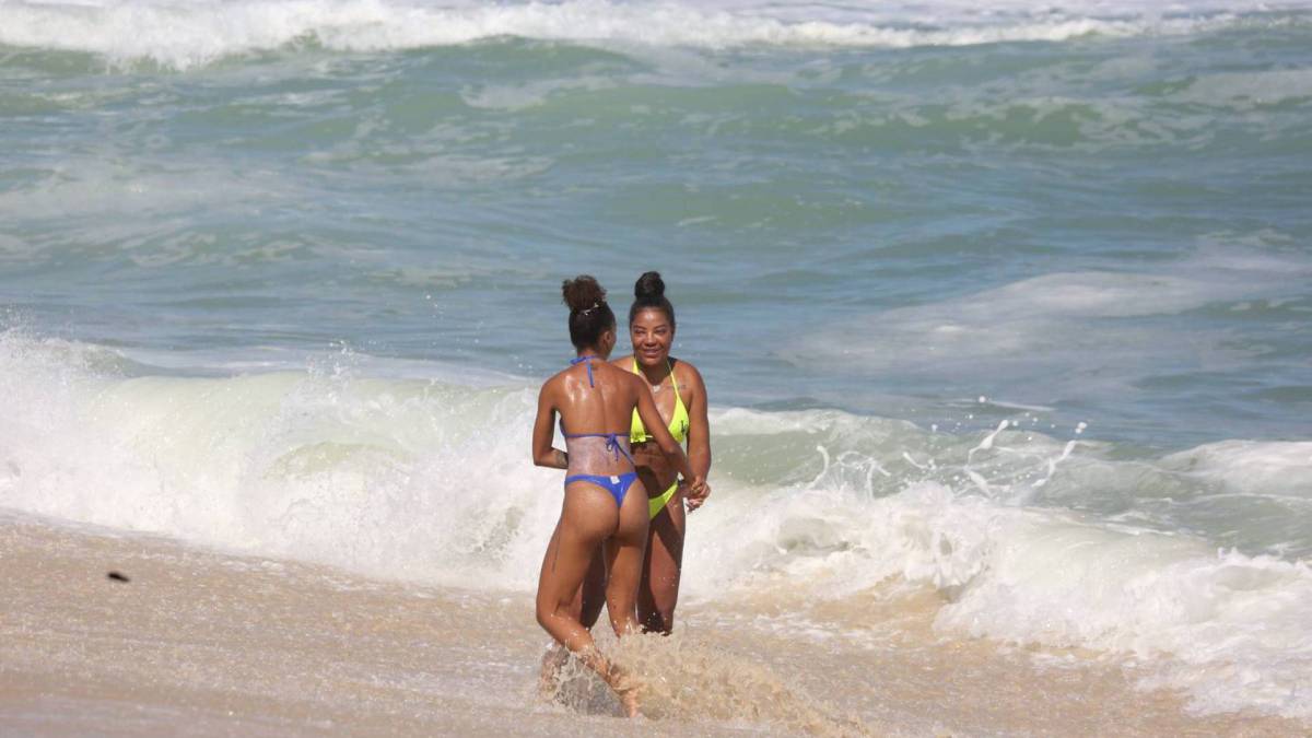 Ludmilla curte dia de praia com a mulher; fotos