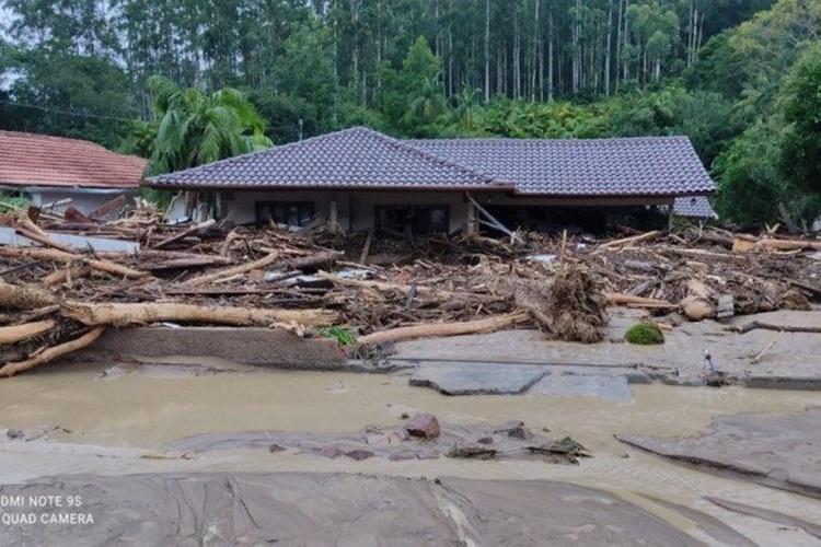 TRAGÉDIA: Temporal causa estragos e deixa ao menos sete mortos