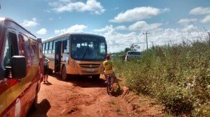 Ônibus lotado de alunos colide com caminhonete 