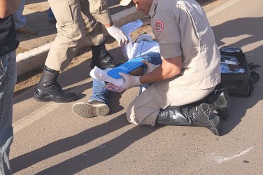 Motociclista fica ferido após colisão com caminhonete